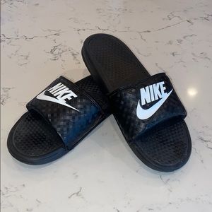 NIKE SLIDES